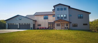 7-Bedroom: Hoops, Pickleball, Movies, Books & Games!