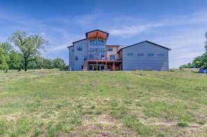Exterior - 7-Bedroom: Hoops, Pickleball, Movies, Books & Games!  (Weston)