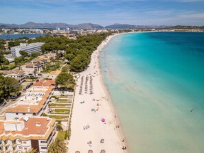 Una spiaggia nelle vicinanze