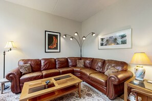 تلفزيون، مدفأة، كرة قدم الطاولة، تنس طاولة