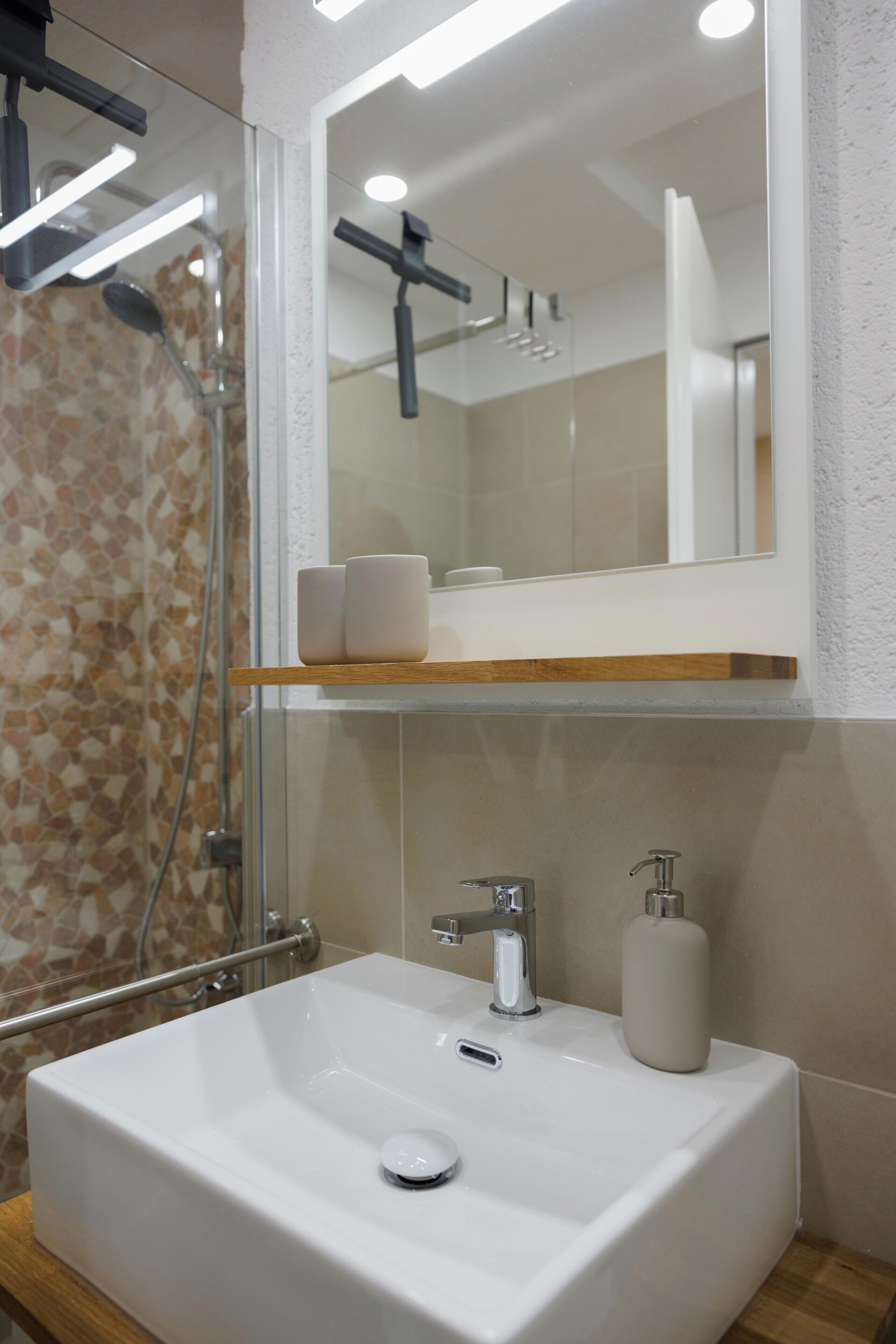 Dusche, Haartrockner, Handtücher