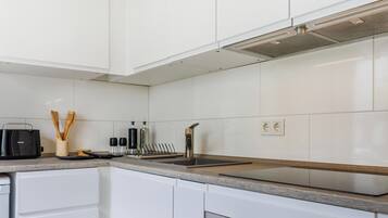 Een koelkast, een oven, een kookplaat, een koffiezetapparaat/waterkoker