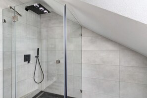 Een douche, een haardroger, handdoeken