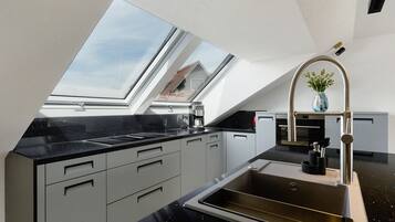 Fridge, oven, stovetop, dishwasher