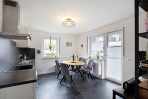 Fridge, oven, stovetop, dishwasher - Melanie's Apartment with Balcony and Wi-Fi (Burgsinn)