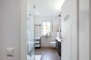 Een douche, een haardroger, handdoeken