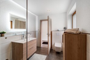 Shower, hair dryer, towels - Apartment 'Käshammer' with Private Terrace and Wi-Fi (Kappelrodeck)
