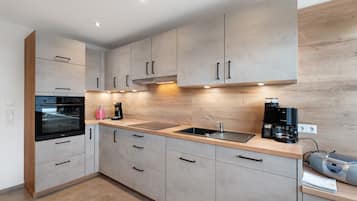 Een koelkast, een oven, een kookplaat, een vaatwasser