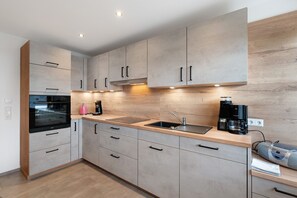 Frigorifero, forno, piano cottura, lavastoviglie