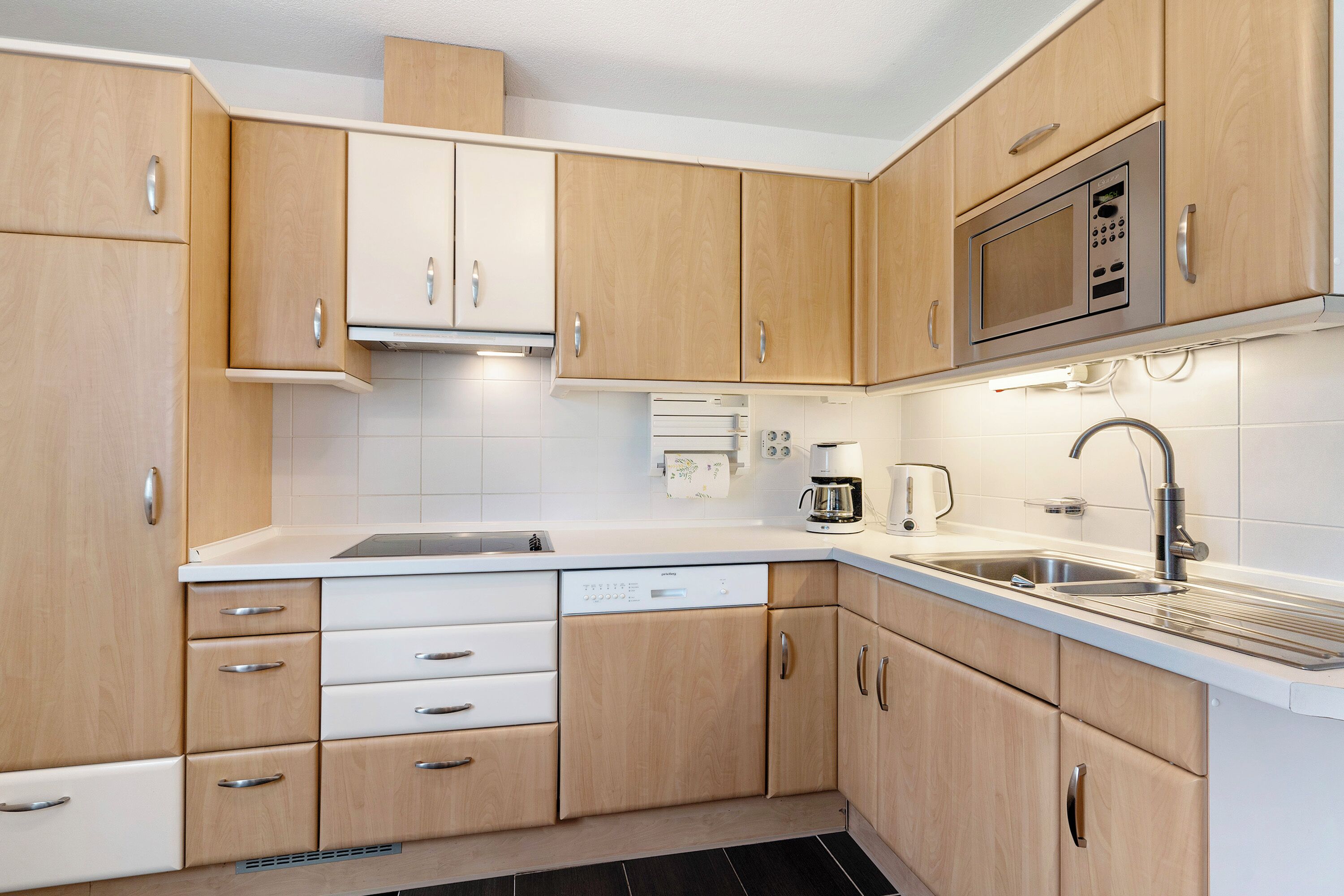 Frigorífico, microondas, horno y placa de cocina