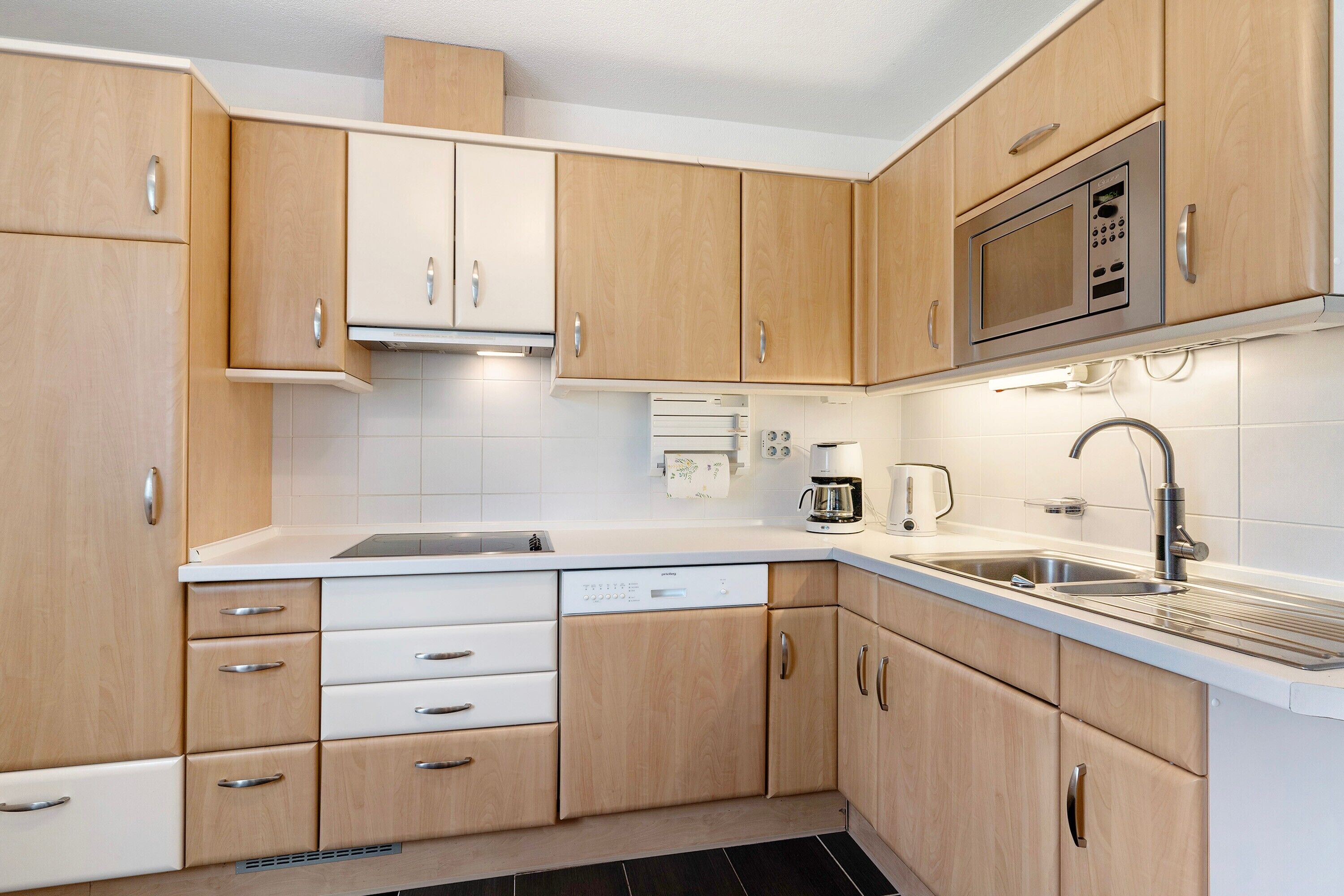 Jääkaappi, mikroaaltouuni, uuni, liesi