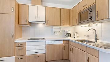 Jääkaappi, mikroaaltouuni, uuni, liesi