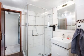 Dusche, Haartrockner, Handtücher