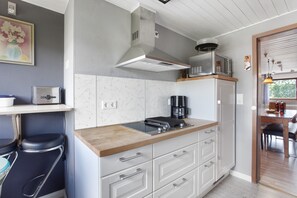 Jääkaappi, mikroaaltouuni, uuni, liesi