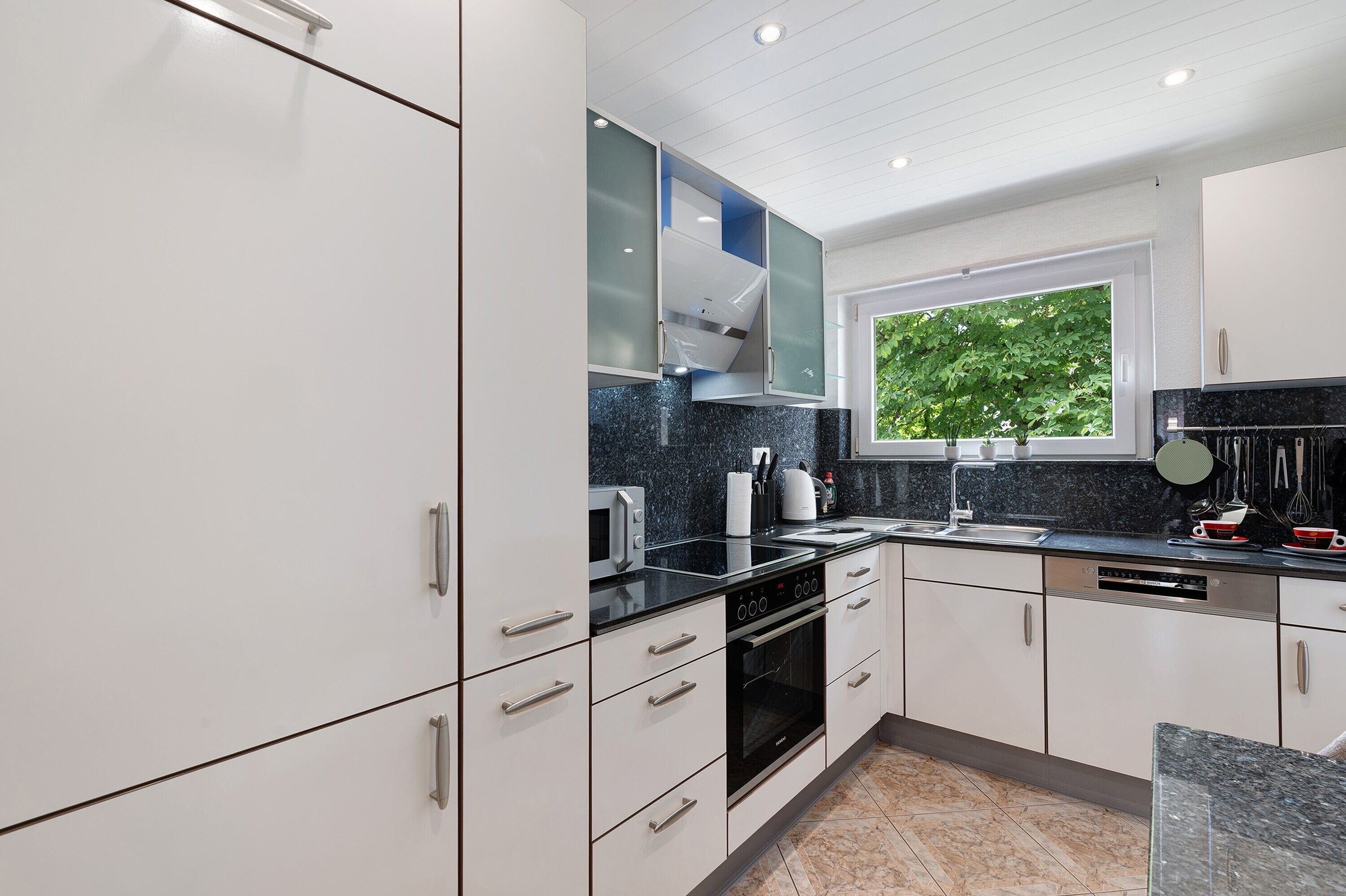 Frigorifero, microonde, forno, piano cottura