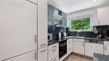 Frigorifero, microonde, forno, piano cottura