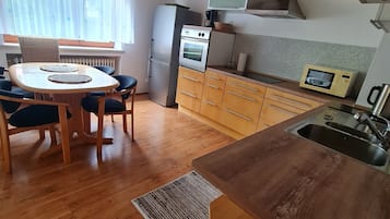 Een koelkast, een magnetron, een oven, een kookplaat