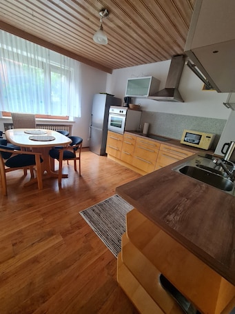 Fridge, microwave, oven, stovetop. Holiday Home 'Gemütliches Haus Legoland Nah' with Shared Terrace, Shared Garden and Wi-Fi