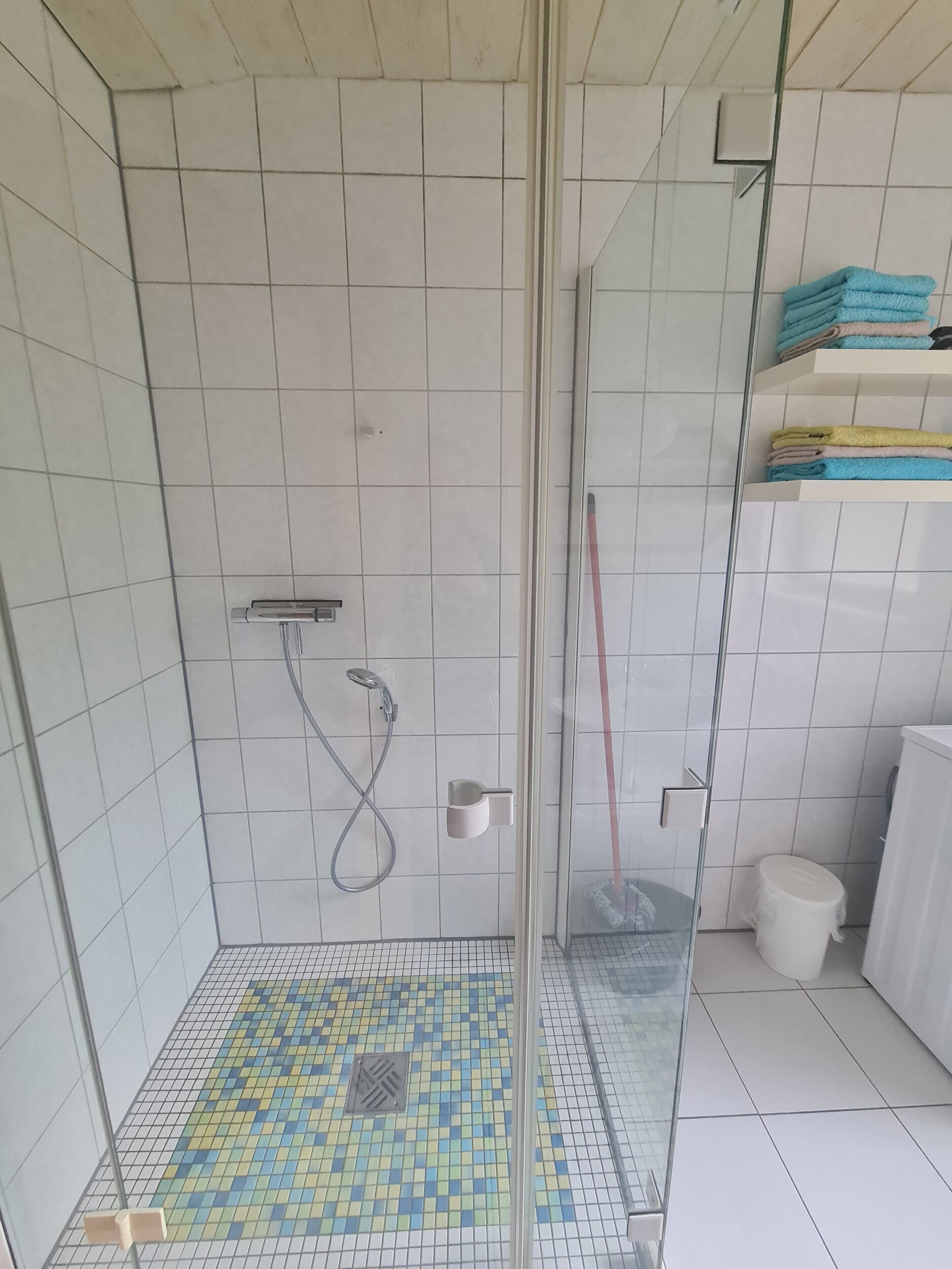 Dusche, kostenlose Toilettenartikel, Handtücher
