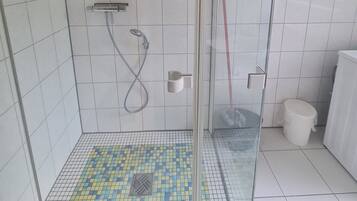 Dusche, kostenlose Toilettenartikel, Handtücher