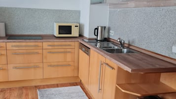 Een koelkast, een magnetron, een oven, een kookplaat