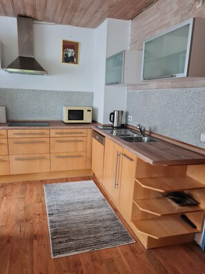 Een koelkast, een magnetron, een oven, een kookplaat