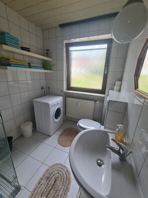 Shower, free toiletries, towels