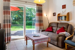 Télévision, cheminée, table de tennis de table, chaîne hi-fi