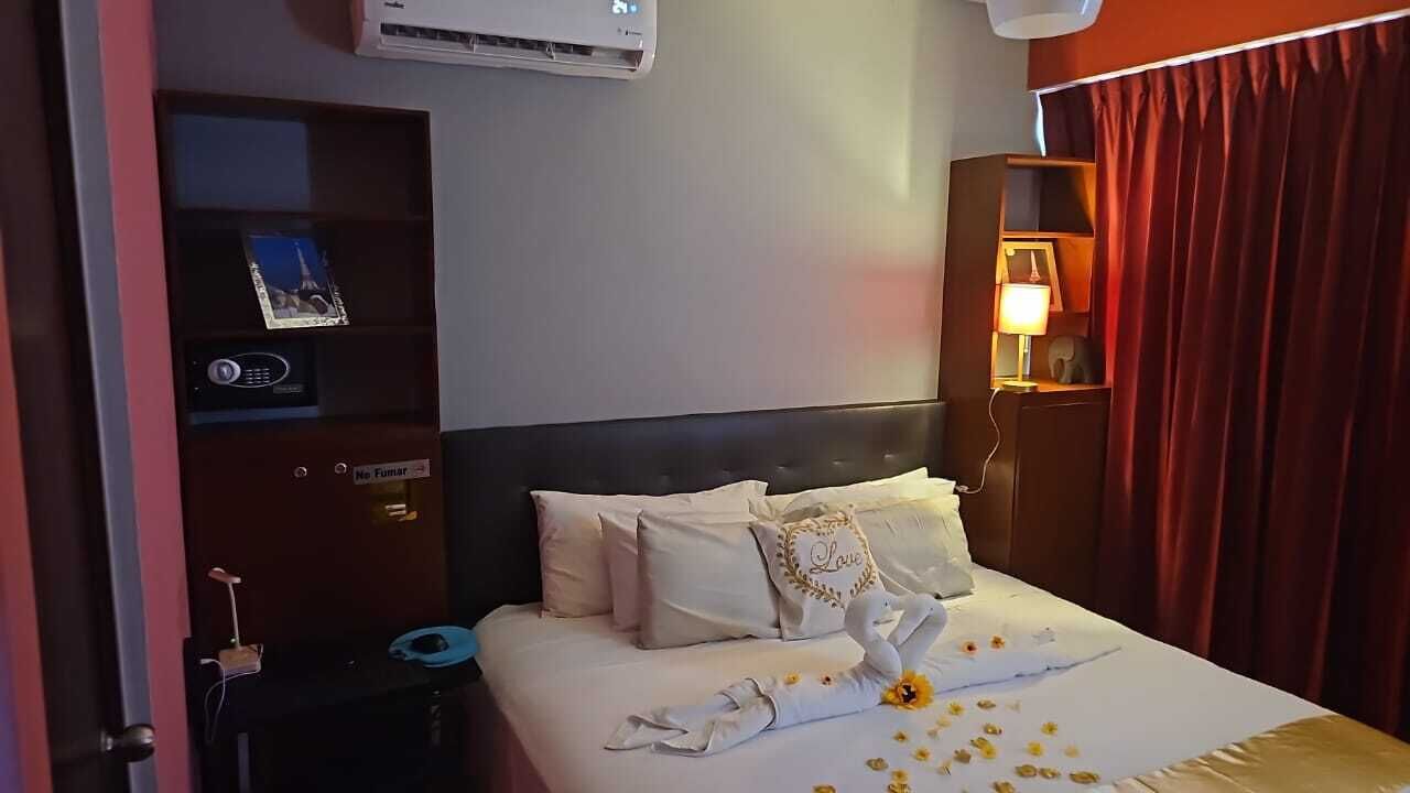 4 bedrooms, desk, iron/ironing board, WiFi