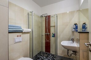 Dusche, Haartrockner, Handtücher