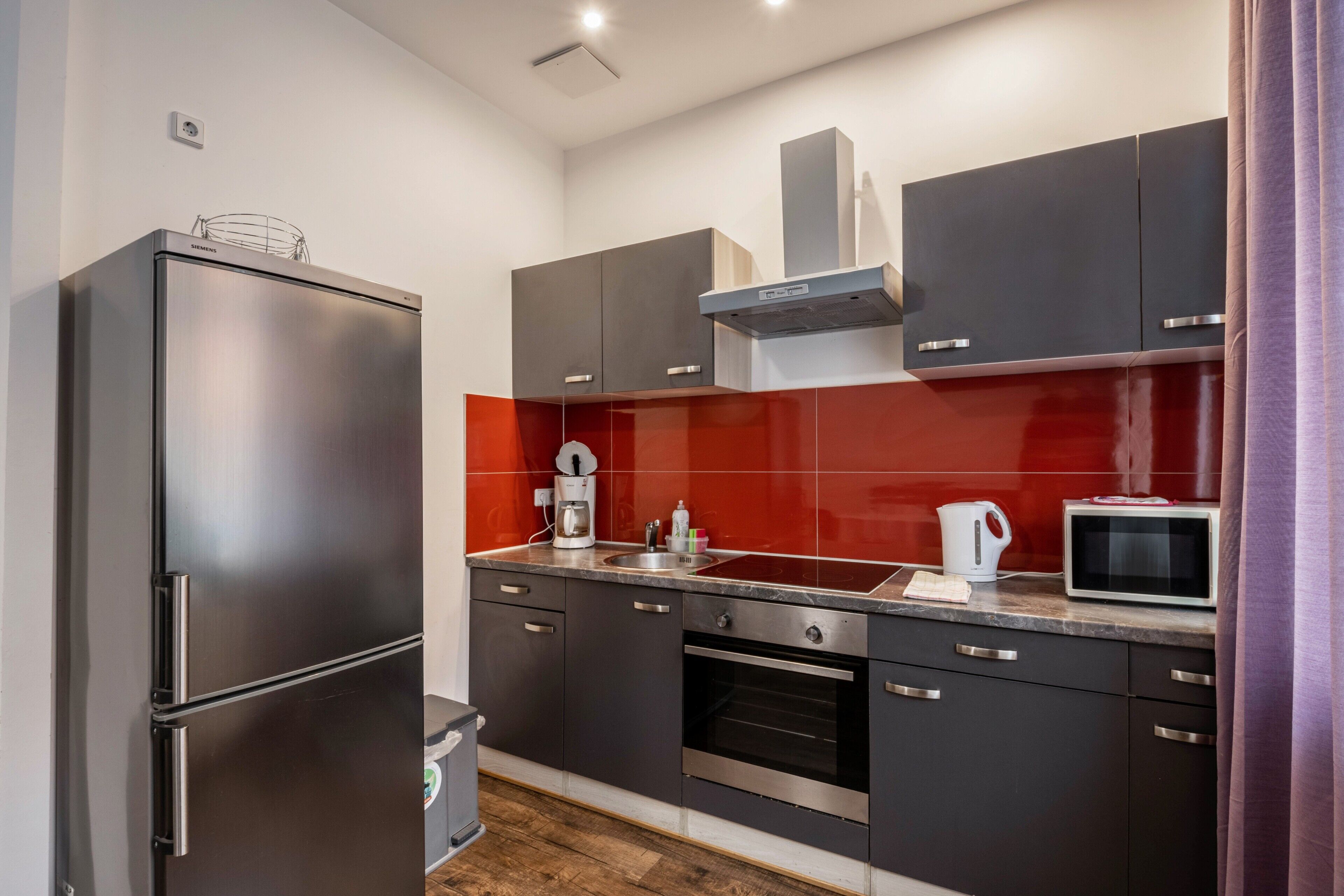 Frigorífic, microones, forn i placa de cuina 