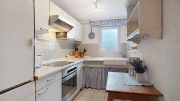 Kylskåp, ugn, spishäll och kaffe- och tebryggare