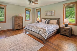 4 bedrooms, desk, free WiFi, bed sheets - Idaho Club Fairway Custom Home with Hot Tub (Sandpoint)