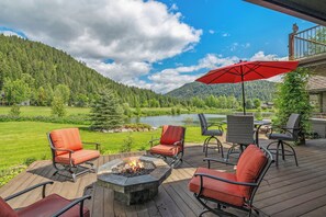 Outdoor dining - Idaho Club Fairway Custom Home with Hot Tub (Sandpoint)