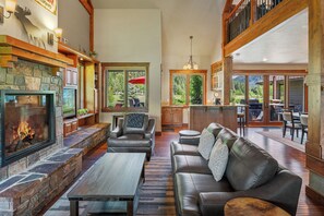 Smart TV, fireplace - Idaho Club Fairway Custom Home with Hot Tub (Sandpoint)