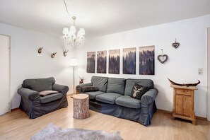 TV - Apartment 'Ferienwohnung Mit Gartenblick' with Shared Garden and Wi-Fi (Dachsberg (Südschwarzwald))