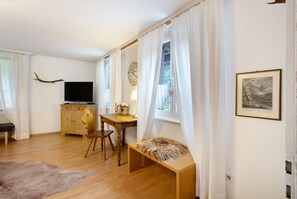 Interior - Apartment with Garden View, Shared Garden and Wi-Fi (Dachsberg (Südschwarzwald))
