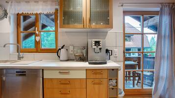 Een koelkast, een oven, een kookplaat, een vaatwasser