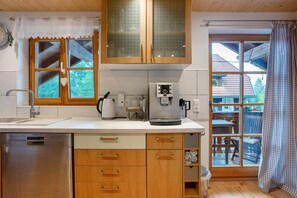 Fridge, oven, stovetop, dishwasher - Meisenhüsli Apartment with Private Terrace, Shared Garden and Wi-Fi (Dachsberg (Südschwarzwald))