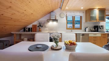 Fridge, oven, stovetop, dishwasher