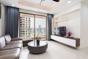 ลักซ์ชัวรี่อพาร์ทเมนท์, 3 ห้องนอน | บริเวณนั่งเล่น | สมาร์ททีวี, Netflix, บริการสตรีมมิ่ง