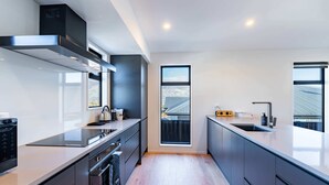 Private kitchen - Cosy Kirimoko Escape in Wanaka (Wānaka)
