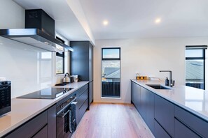 Fridge, microwave, oven, stovetop - Cosy Kirimoko Escape in Wanaka (Wanaka)
