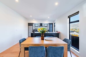 Dining - Cosy Kirimoko Escape in Wanaka (Wanaka)