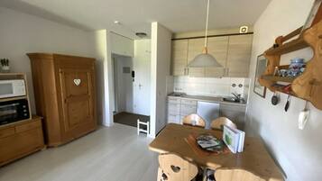 Rumah | Dapur pribadi | Oven, ketel listrik, pemanggang roti, dan kursi makan untuk bayi