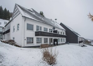 Apartment | Exterior - Ferienwohnung mit Terrasse bei Winterberg (Winterberg)