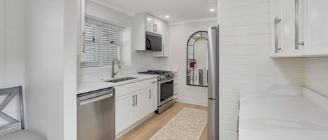 Kühlschrank, Mikrowelle, Herdplatte, Geschirrspüler