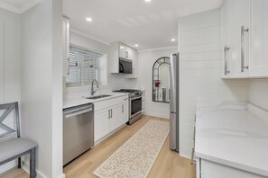 Kylskåp, mikrovågsugn, spishäll och diskmaskin