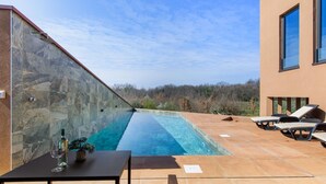 别墅 | 泳池 | 室内游泳池，室外游泳池
