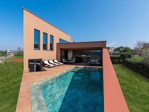 Villa | Piscina | Una piscina cubierta, una piscina al aire libre